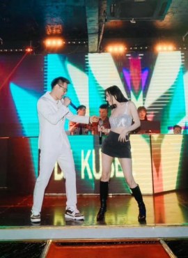 Clip Chu Bin hát sung quá rớt 1 số thứ ở trên sân khấu