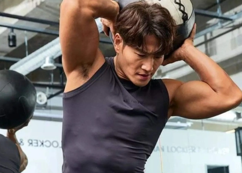 Kim Jong Kook tập thể thình