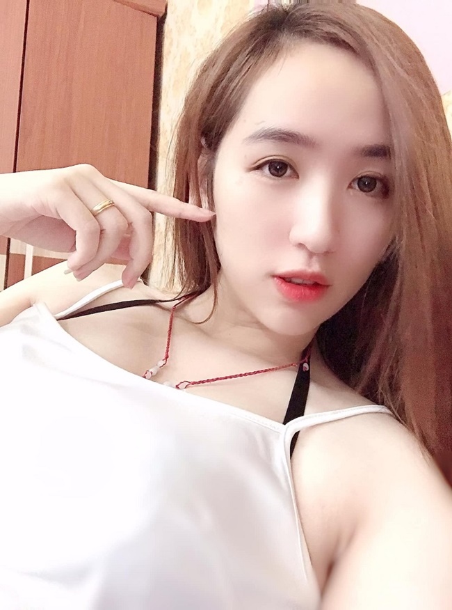 Nhi Lyly lộ ảnh nóng vòng 1 cực khủng