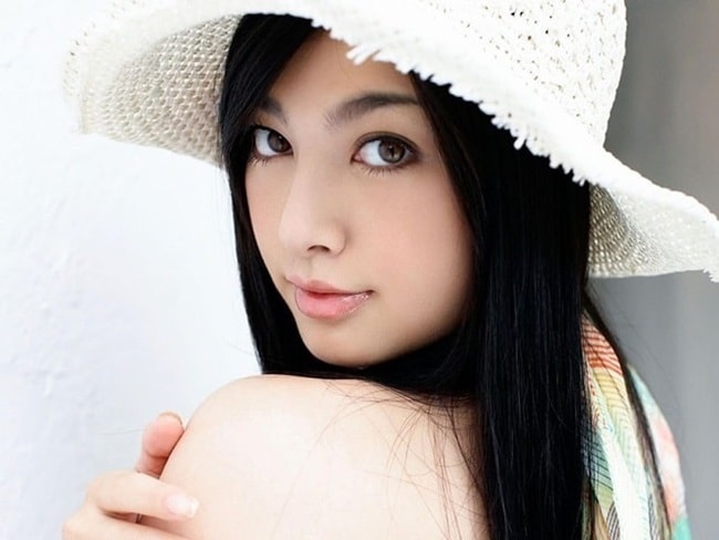 Gương mặt sắc sảo của cô nàng