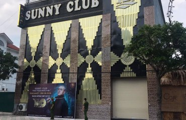 Hát karaoke trong quán bar Sunny Vĩnh Phúc