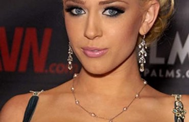 Tiểu sử diễn viên Kagney Linn Karter - Quả bom sex